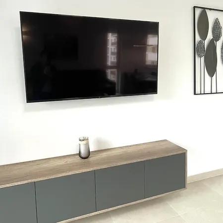 Apartment Modern Escape In Urban Plaza