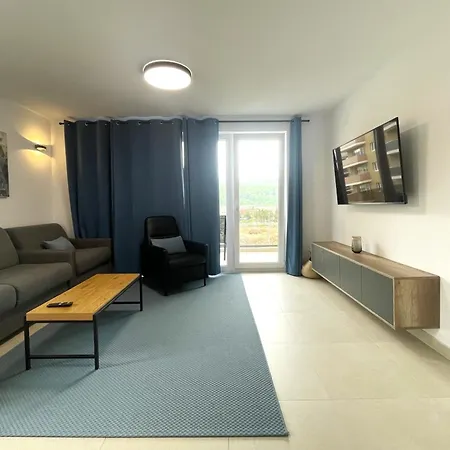 Modern Escape In Urban Plaza Apartment Brasov